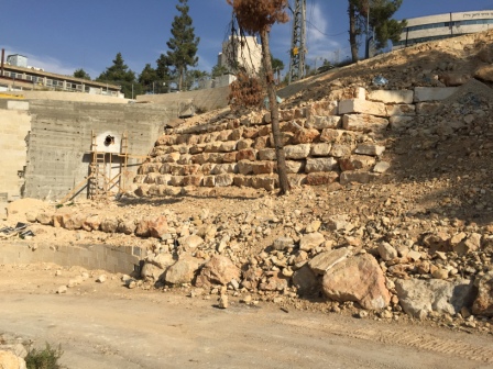 שיפוצים בירושלים - בעיצומו של שיפוץ קיר תמך ביהח הרצוג